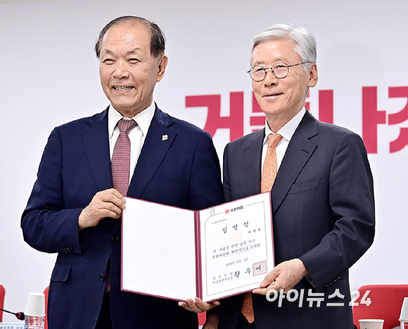 황우여 국민의힘 비상대책위원장이 4일 오전 서울 여의도 국민의힘 중앙당사에서 열린 당헌당규개정특위 임명장수여식 및 1차 회의에서 여상규 당헌당규 개정 특별위원회 위원장과 기념촬영을 하고 있다. [사진=곽영래 기자]