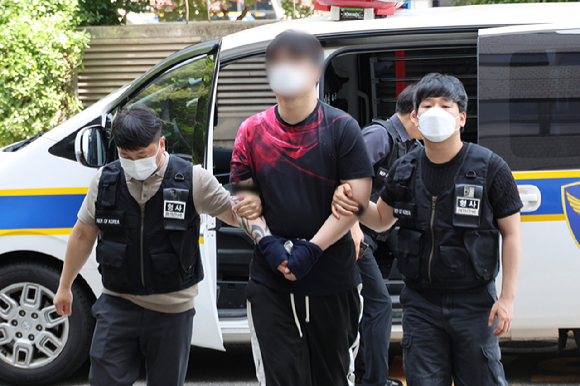 이른바 보복대행을 저지른 20대 남성이 18일 오후 구속 전 피의자 심문(영장실질심사)을 받기 위해 인천지법에 출석하고 있다. [사진=연합뉴스]
