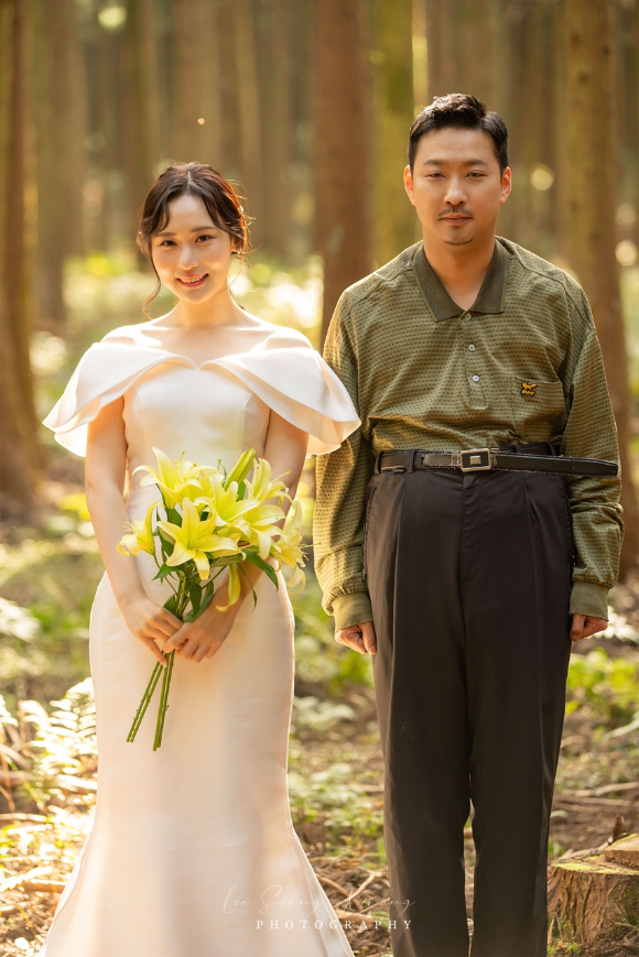 정찬민과 배우 임수현이 4월2일 결혼을 앞두고 웨딩화보를 공개했다. [사진=레이디로즈 스튜디오]