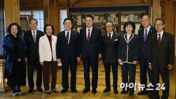 윤석열 대통령 당선인이 13일 서울 성북구 한국가구박물관에서 각 분야의 원로들에게 고견을 듣는 '경청식탁, 지혜를 구합니다' 행사에 참석해 참석자들과 기념촬영을 하고 있다. 왼쪽부터 문정희 동국대 교수, 김황식 전 총리, 신낙균 전 여성유권자연맹회장, 정대철 소강육영재단 이사장, 윤 당선인, 신영균 국민의힘 상임고문회 회장, 김명자 전 환경부 장관, 반기문 전 유엔사무총장, 전윤철 전 공정거래위원장. [사진=인수위사진기자단]