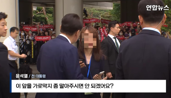 내란 우두머리·직권남용 권리행사방해 혐의 사건 7차 공판에 참석한 윤석열 전 대통령이 휴정 시간 법원을 나서다 발언했다. [사진=연합뉴스TV 캡쳐]