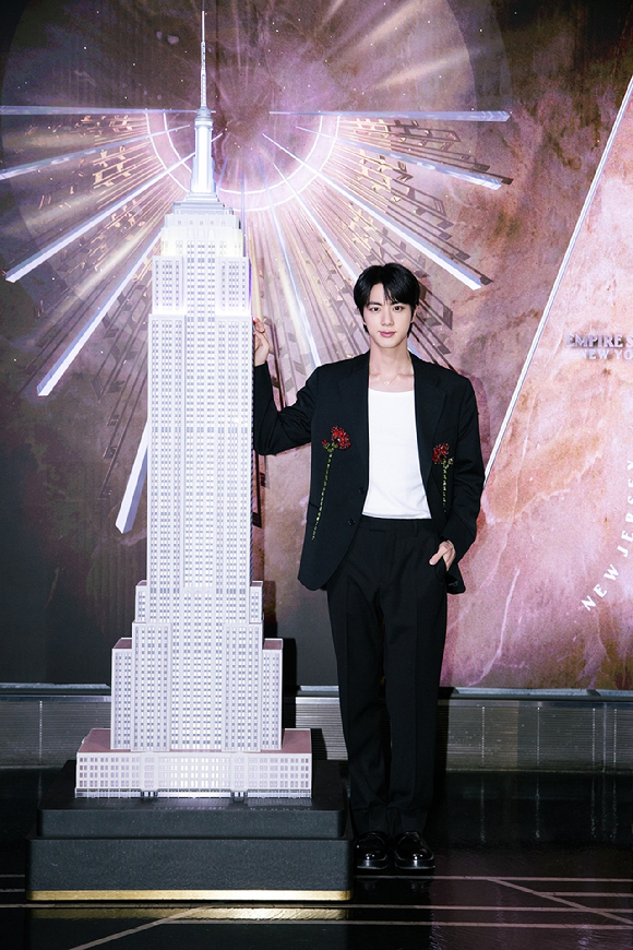 방탄소년단 진이 21일(이하 한국시간) 미국 뉴욕에서 진행된 엠파이어 스테이트 빌딩 점등식에 참석했다. [사진=빅히트 뮤직]