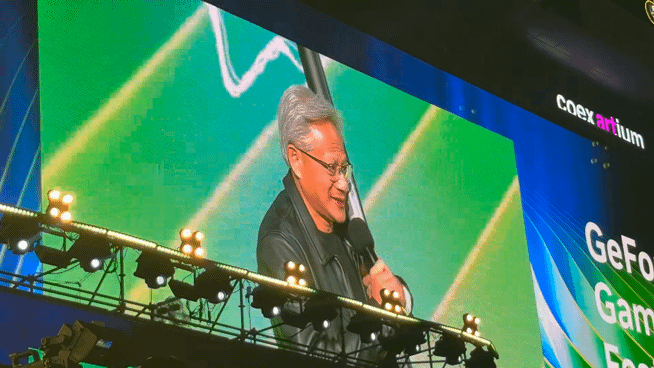 젠슨황 엔비디아 CEO가 30일 서울 강남구 코엑스에서 열린 '지포스 25주년 기념 행사' 무대에서 발언하고 있다. [사진=권서아 기자]