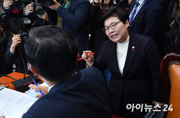 여당 환노위 간사인 임이자 국민의힘 의원이 21일 오전 서울 여의도 국회에서 열린 환경노동위원회 전체회의에서 '노란봉투법'으로 불리는 노동조합법 2·3조 개정안 상정에 앞서 퇴장하며 전해철 위원장에게 항의하고 있다. [사진=김성진 기자]