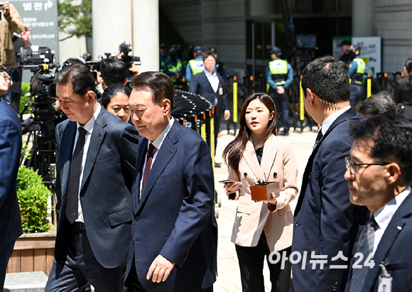 내란 우두머리 혐의로 기소된 윤석열 전 대통령이 12일 서초구 서울중앙지법에서 열린 세 번째 공판에서 점심 식사를 위해 차량으로 이동하고 있다. [사진=사진공동취재단]