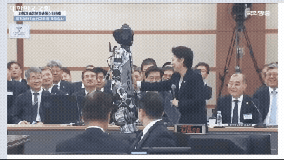 20일 KAIST에서 열린 과방위 국정감사에서 휴머노이드가 춤을 추며 퇴장하고 있다. [사진=정종오 기자]