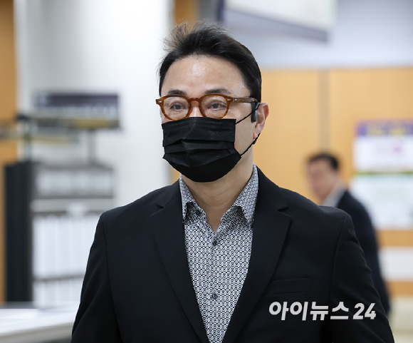 양평 공흥지구 개발 특혜 의혹을 받는 김건희씨의 오빠 김진우씨가 20일 서울중앙지방법원에서 열린 공판에 출석하고 있다. 2026.04.20 [사진=사진공동취재단]