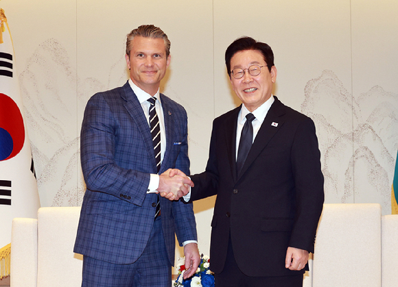 이재명 대통령이 4일 용산 대통령실에서 피트 헤그세스 미 국방부(전쟁부) 장관과 면담 전 악수하고 있다. 2025.11.4 [대통령실통신사진기자단] [사진=연합뉴스]