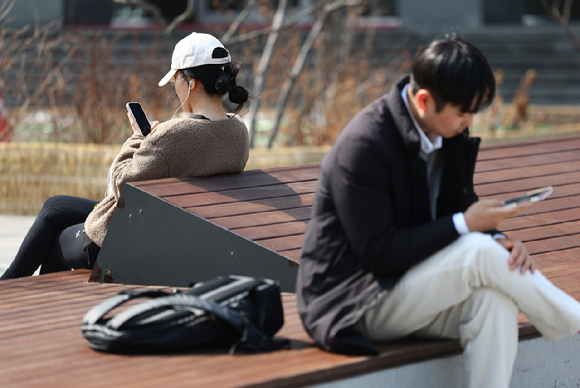 지난 9일 서울 종로구 광화문광장에서 시민들이 휴식하고 있다. [사진=연합뉴스]