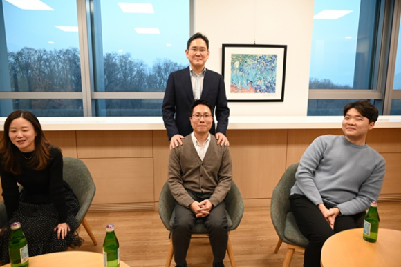 이재용 삼성전자 회장이 지난 1월 서울 우면동 삼성리서치를 방문해 연구원들과 간담회를 가진 뒤 기념 사진을 촬영하고 있는 모습. [사진=삼성전자]