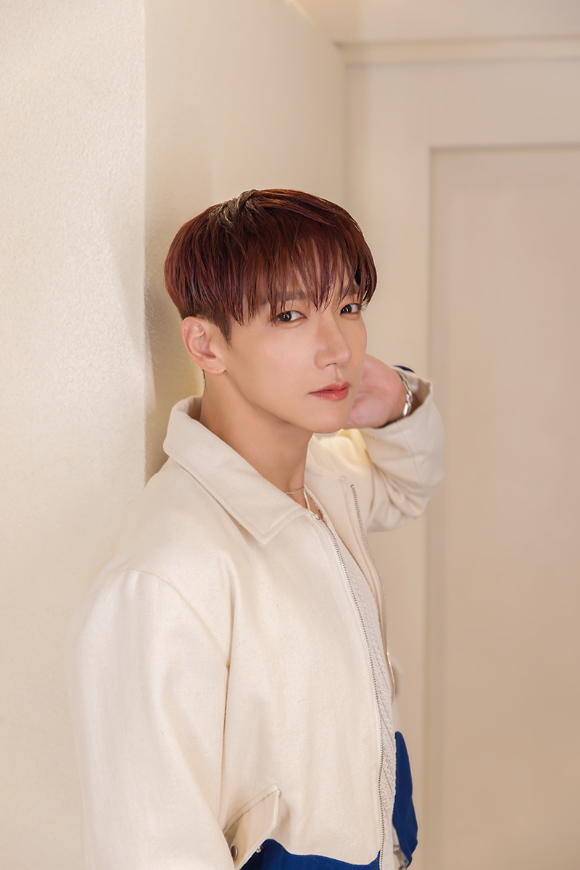 가수 준케이가 최근 서울 모처에서 진행된 미니 4집 '디어 마이 뮤즈' 발매 기념 인터뷰에서 포즈를 취하고 있다. [사진=JYP엔터테인먼트]