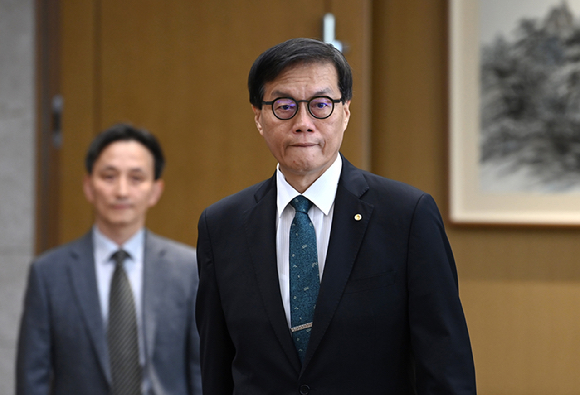이창용 한국은행 총재가 28일 서울 중구 한국은행에서 열린 금융통화위원회에 입장하고 있다. [사진=사진공동취재단]