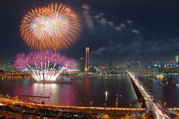 한화생명이 다음 달 8일 서울 여의도 63빌딩 앞에서 3년 만에 열리는 '한화와 함께하는 서울세계불꽃축제' 행사를 기념한 이벤트를 진행한다. [사진=한화생명]