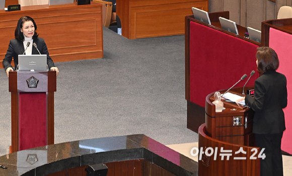 이진숙 방송통신위원장이 18일 서울 여의도 국회에서 열린 본회의에서 교육&middot;사회&middot;문화에 관한 대정부질문에 답하고 있다. [사진=곽영래 기자]