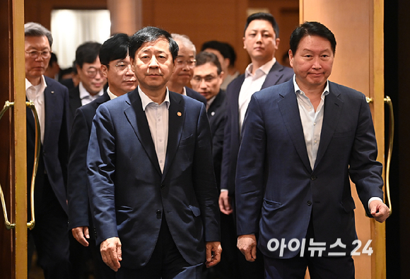 구윤철 부총리 겸 기획재정부 장관, 최태원 대한상의 회장, 김영훈 고용노동부 장관 등이 4일 서울 중구 롯데호텔 사파이어볼룸에서 대한상공회의소&middot;한국경제인협회&middot;한국중견기업연합회가 연 기업성장포럼 출범식에 참석하고 있다. [사진=곽영래 기자]