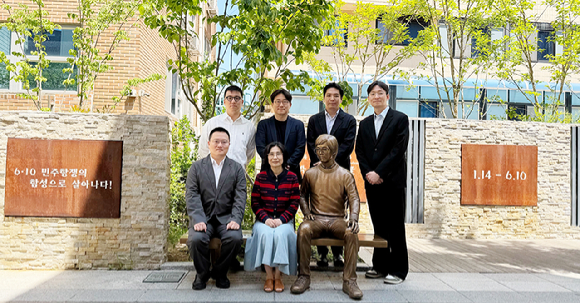 무신사 조만호&middot;조남성 대표 등 임직원 5명이 22일 서울 관악구 박종철센터를 방문해 이현주 센터장에게 사과했다. [사진=무신사]
