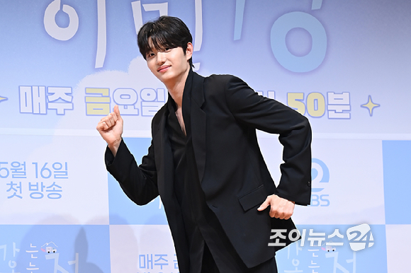 배우 김재원이 16일 서울 여의도 KBS 아트홀에서 열린 KBS 2TV 신규 예능 '가는정 오는정 이민정' 제작발표회에서 포토타임을 갖고 있다. [사진=곽영래 기자]