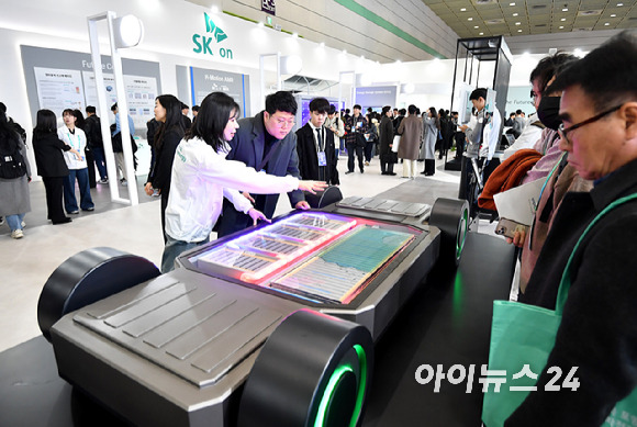 이재헌 LG에너지솔루션 상무, 이승우 삼성SDI 부사장, 김규식 SK온 부사장. [사진=권서아 기자]