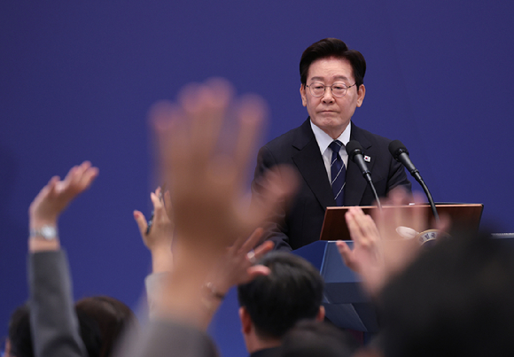 이재명 대통령이 18일 청와대 영빈관에서 기자회견에서 다채로운 표정을 짓고 있다. [사진=연합뉴스]