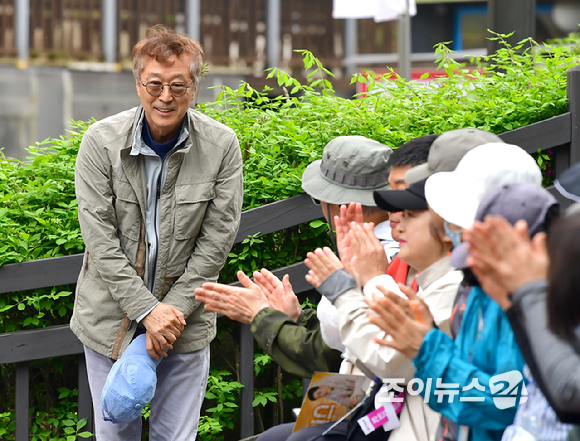 이창호 조이뉴스24 대표가 20일 오전 서울 강북구 우이동 만남의 광장에서 열린 산악인 오은선 대장과 함께하는 '제9회 희망찾기 등산·트레킹 교실' 개막 행사에 참석해 인사하고 있다. [사진=곽영래 기자]