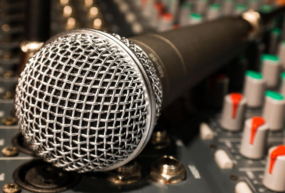 노래방에서 친구에게 마이크를 던져 상해를 입힌 30대가 항소심에서도 실형을 선고받았다. 본 기사와 무관한 이미지. [사진=픽사베이@Didgeman]