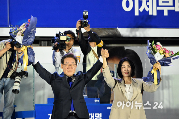 당선이 확실시된 이재명 더불어민주당 대통령 후보와 김혜경 여사가 4일 오전 서울 여의도 국회 앞에서 열린 국민 개표방송 행사에서 지지자들의 환호에 손을 들어 화답하고 있다. [사진=곽영래 기자]