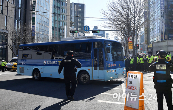 내란 우두머리 혐의로 기소된 윤석열 전 대통령의 1심 선고가 열리는 19일 윤 전 대통령이 탄 호송차가 서울 서초구 서울중앙지방법원으로 들어서고 있다. [사진=곽영래 기자]