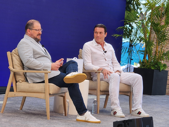 25일 오전(현지시간) 하와이 마우이 하얏트 리젠시 마우이 리조트&스파에서 열린 '스냅드래곤 서밋 2025' CEO 간 대화 섹션에서 크리스티아노 아몬 퀄컴 최고경영자(CEO, 왼쪽)와 타렉 아민 휴메인 CEO가 대화를 나누고 있다. [사진=공동취재단]