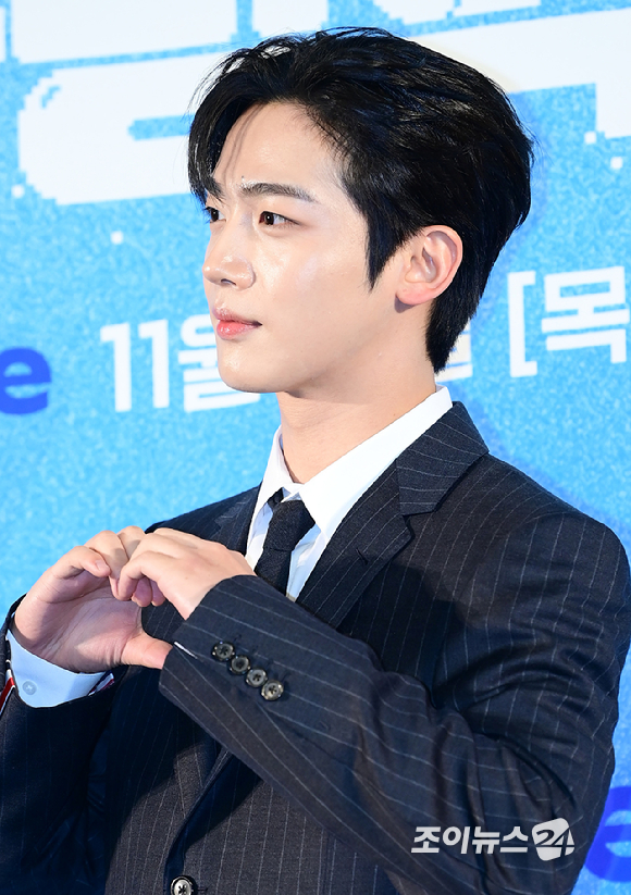 배우 김요한(위아이)이 11일 오전 서울 마포구 상암동 스탠포드 서울호텔에서 열린 웨이브 오리지널 '제4차 사랑혁명' 제작발표회에 참석하고 있다. [사진=정소희 기자]