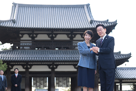 이재명 대통령과 다카이치 사나에 일본 총리가 14일 일본 나라현 대표 문화유적지인 호류지(법륭사)에서 기념촬영을 하고 있다. 2026.1.14 [사진=연합뉴스]