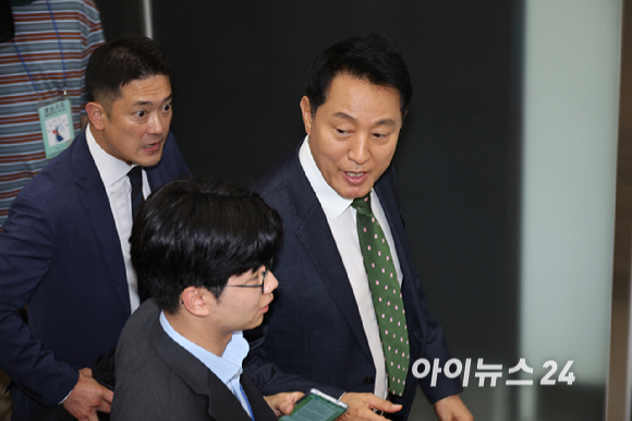 정치 브로커 명태균씨로부터 여론조사를 받고 후원자를 통해 비용을 대납하게 한 혐의로 기소된 오세훈 서울시장이 22일 오후 서울 서초구 서울중앙지법에서 열린 공판에 출석하고 있다. [사진=사진공동취재단 ]