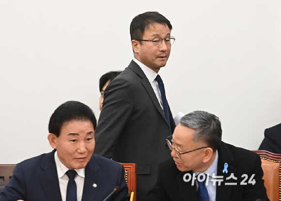 한병도 더불어민주당 원내대표가 10일 서울 여의도 국회에서 열린 원내대책회의에 참석하고 있다. [사진=곽영래 기자]