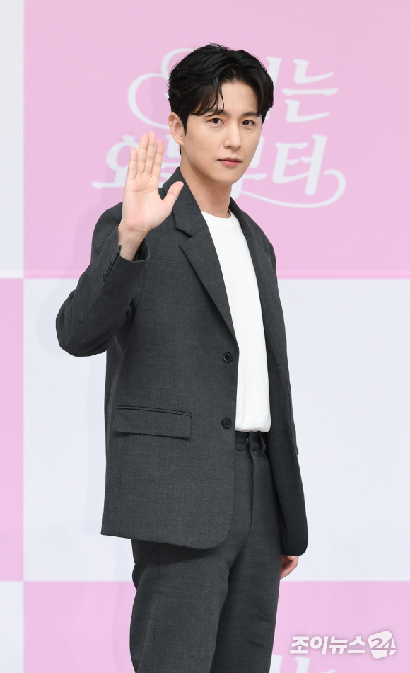 배우 신동욱이 4일 온라인으로 진행된 SBS 새 월화드라마 '우리는 오늘부터' 제작발표회에 참석해 포즈를 취하고 있다. [사진=SBS]