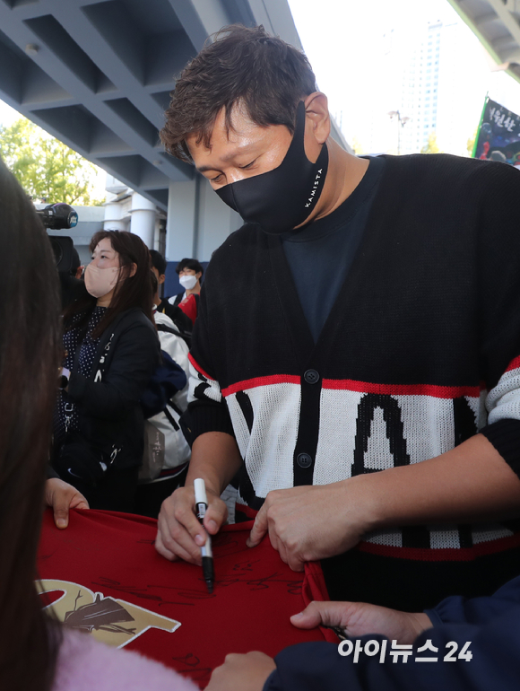 8일 오후 부산 동래구 사직야구장에서 열리는 2022 프로야구 LG 트윈스와 롯데 자이언츠의 경기에서 '조선의 4번타자' 이대호가 은퇴식을 갖는다. 롯데 이대호가 경기장 출근길에 만난 팬들에게 사인을 해주고 있다. [사진=정소희 기자]