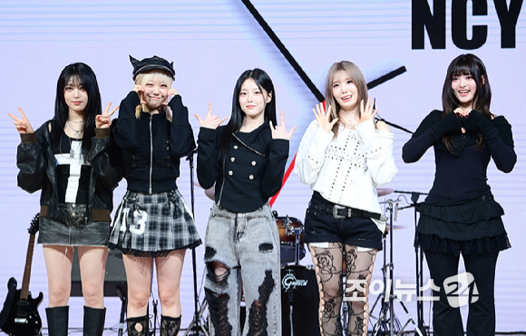 밴드 레이턴시가 18일 오후 서울 마포구 상암동 쇼킹케이팝센터에서 열린 레이턴시(LATENCY) 첫 미니앨범 '레이트 오'클락'(LATE O'CLOCK) 쇼케이스에서 포토타임을 갖고 있다. [사진=정소희 기자]