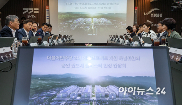 곽노정 SK하이닉스 대표이사가 11일 오후 경기 용인 일반산단 및 국가산단에서 열린 더불어민주당 3대 메가프로젝트 지원 특별위원회 현장 간담회에서 인사말을 하고 있다. [사진=국회사진기자단 ]