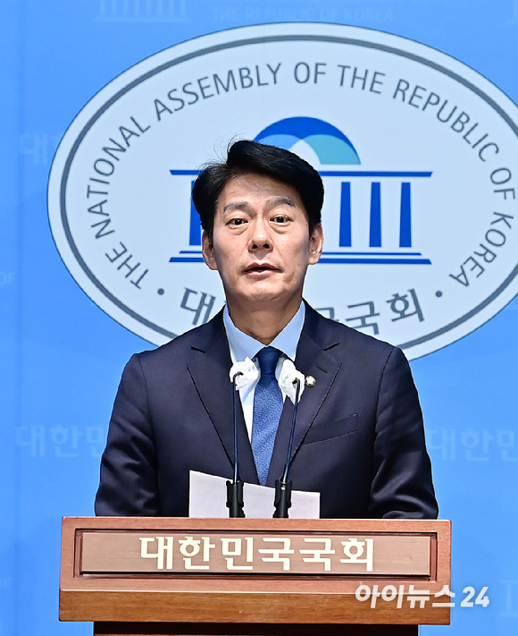 한민수 더불어민주당 대변인이 4일 오전 서울 여의도 소통관에서 브리핑을 하고 있다. [사진=곽영래 기자]