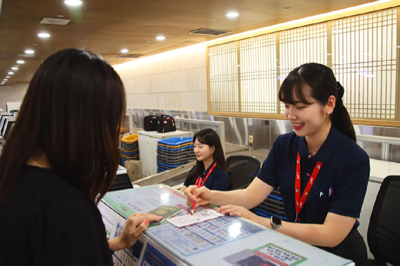 티웨이항공은 소노호텔앤리조트와 제휴를 맺고, 소노호텔앤리조트 상품권을 국내 7개 공항 지점에서 사용할 수 있도록 했다. [사진=티웨이항공]