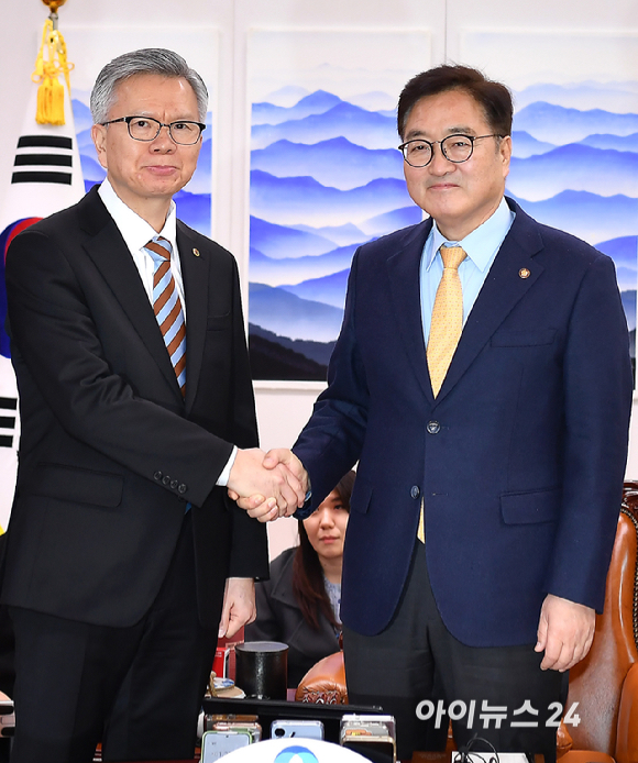 우원식 국회의장이 17일 오후 서울 여의도 국회에서 열린 의정갈등 관련 의협 회장 등 면담에서 김택우 대한의사협회장과 기념촬영을 하고 있다. [사진=곽영래 기자]