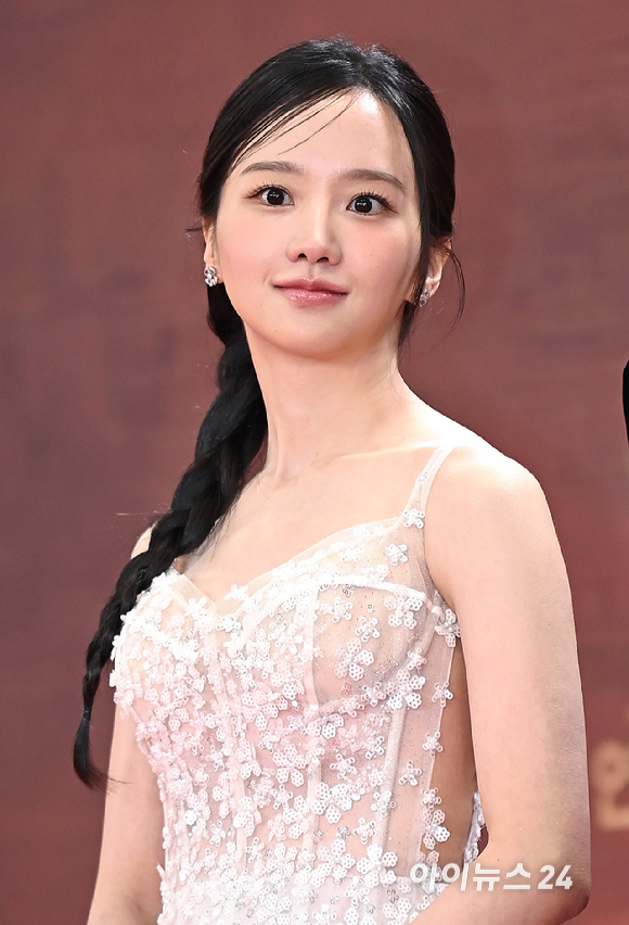 배우 박정연이 31일 오후 서울 여의도 KBS에서 열린 2025 KBS 연기대상&nbsp;레드카펫 포토월 행사에서 포즈를 취하고 있다. [사진=곽영래 기자]