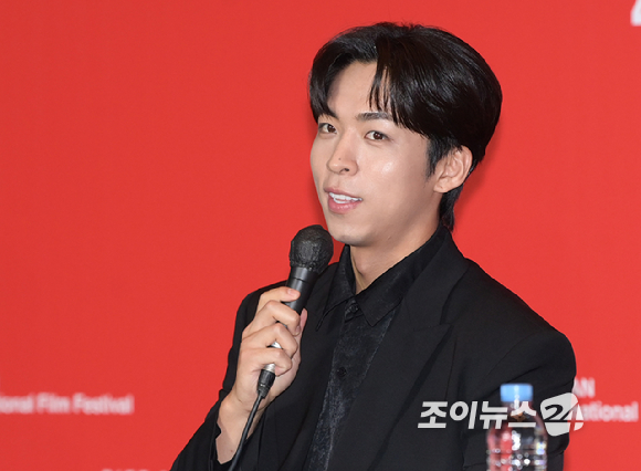 배우 주종혁이 4일 오후 부산 영화의전당에서 진행된 제28회 부산국제영화제(BIFF) 개막작 '한국이 싫어서'(감독 장건재) 기자회견에 참석하고 있다. [사진=정소희 기자]