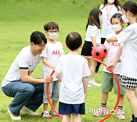 축구선수 손흥민이 4일 오후 서울 동대문구 글로벌지식협력단지에서 열린 AIA생명 소아암 어린이 돕는 사회공헌 캠페인에 참석해 어린이들과 공놀이 시간을 갖고 있다. [사진=곽영래 기자]