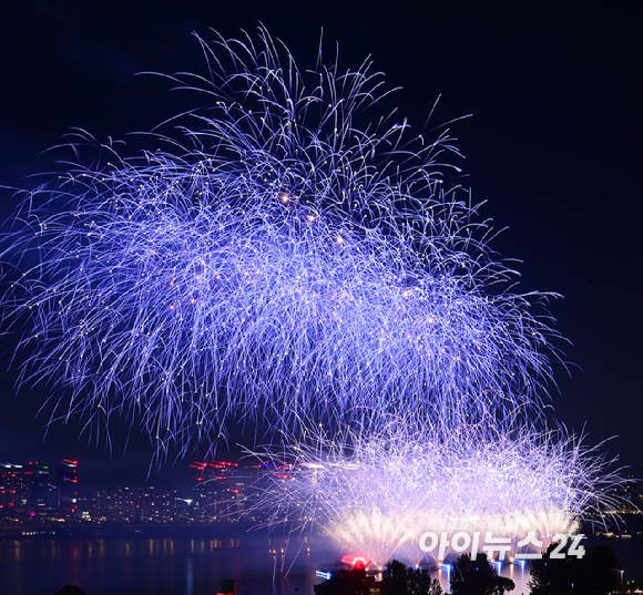 27일 저녁 서울 여의도 한강공원 일대에서 열린 '한화와 함께하는 서울세계불꽃축제 2025'에서 화려한 불꽃들이 밤 하늘을 수놓고 있다. [사진=정소희 기자]