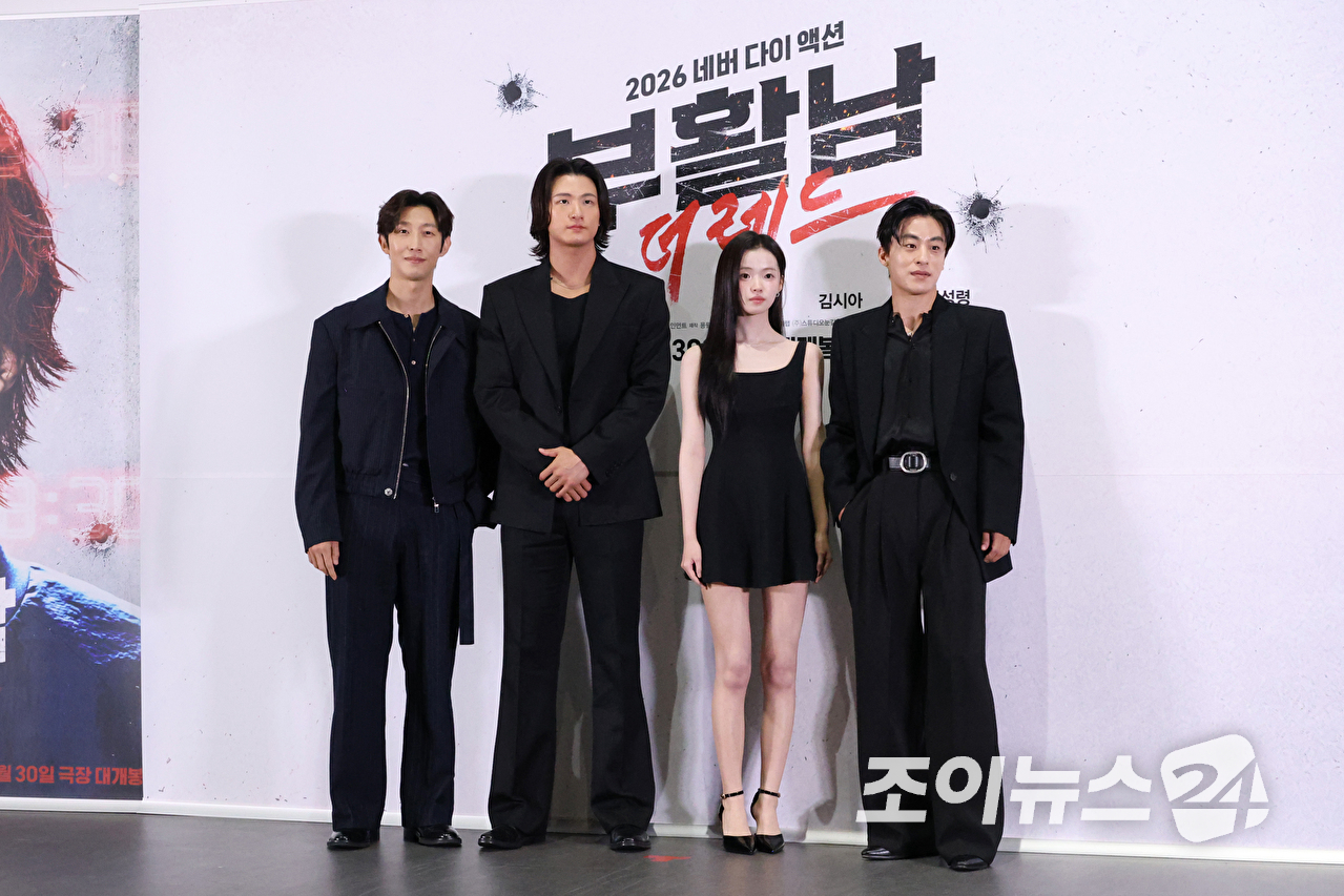 배우 강기영, 신승호, 백종열 감독, 배우 김시아, 구교환이 16일 오후 서울 송파구 롯데시네마 월드타워점에서 진행된 영화 '부활남: 더 레드'(감독 백종열) 언론시사회에 참석해 포즈를 취하고 있다. [사진=문수지 기자]