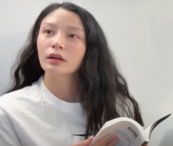 조국 전 법무부 장관의 딸 조민 씨가 번아웃 극복을 위해 독서를 하고 있다. [사진=유튜브 @쪼민 minchobae]