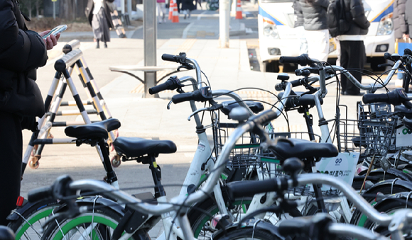 개인정보보호위원회는 서울시 공공자전거 '따릉이' 회원정보 450만건 이상이 유출된 것과 관련해 서울시설공단으로부터 유출 신고를 접수했다고 지난달 30일 밝혔다. 사진은 지난 1일 서울 영등포구 한 도로에 있는 따릉이 모습. [사진=연합뉴스]