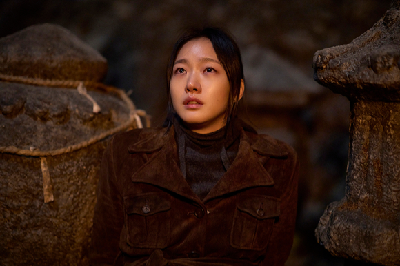 배우 김고은이 영화 '파묘'에서 무당 화림 역을 맡아 열연하고 있다. [사진=(주)쇼박스]