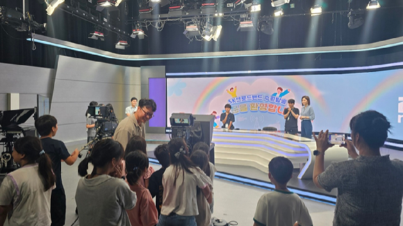 SK브로드밴드는 사회공헌 네트워크 '행복얼라이언스'가 주관하는 사회공헌 프로그램 '행복얼라이언스 스쿨'을 통해 케이블 방송국 견학과 진로체험 교육을 진행했다고 31일 밝혔다. [사진=SKB]