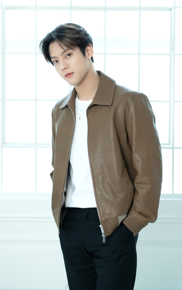 그룹 비투비 이민혁이 21일 온라인으로 진행된 비투비 정규 3집 'Be Together' 발매 기념 기자간담회에 참석해 포즈를 취하고 있다. [사진=큐브엔터테인먼트]