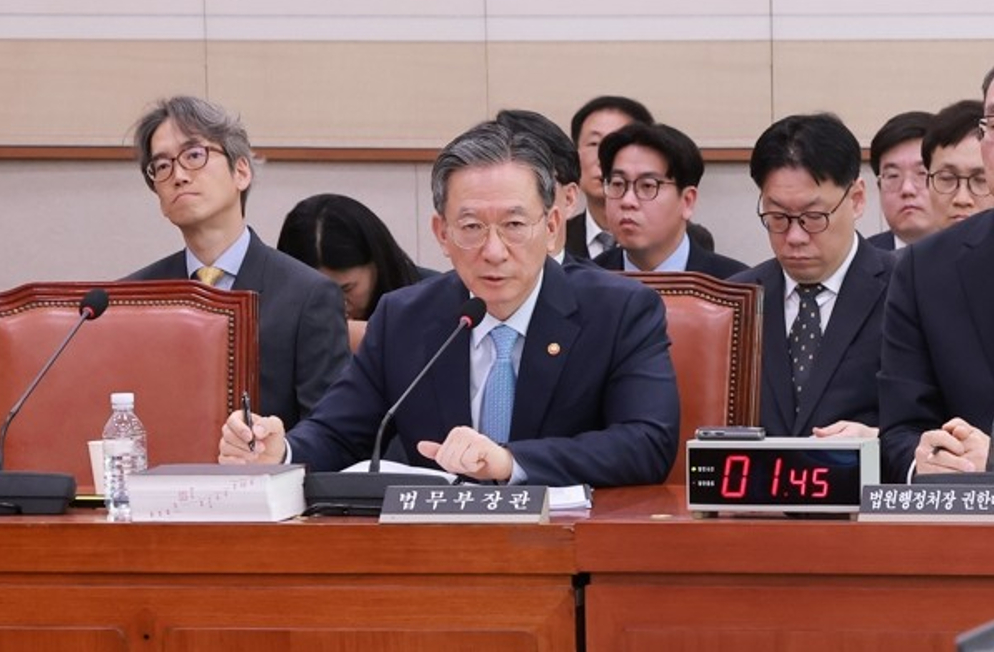 지난 4월 28일 국회 윤석열 정권 정치검찰 조작기소 의혹 사건 진상규명 국정조사특별위원회 제11차 전체회의에서 열린 종합 청문회에 정성호 법무부 장관이 증인으로 출석해 턱을 괴고 있다. 2026.4.28 [사진=연합뉴스]